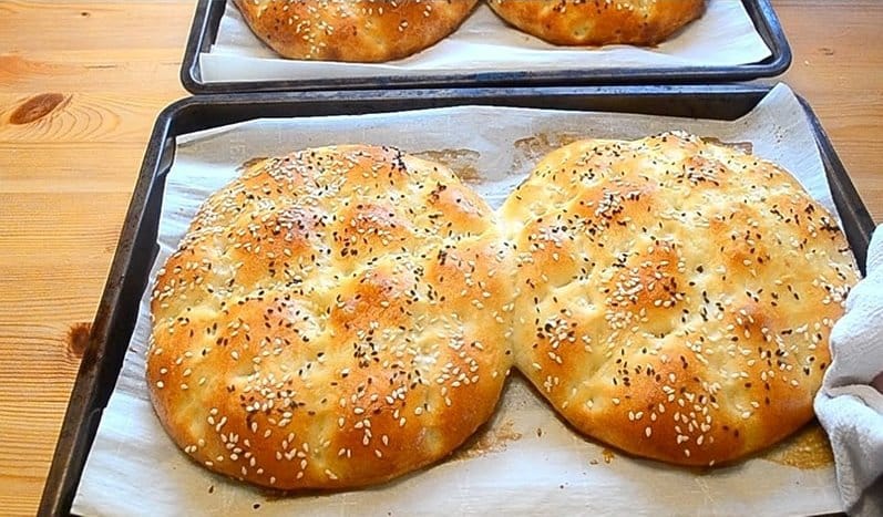 Τυρόψωμο με διάφορα τυριά